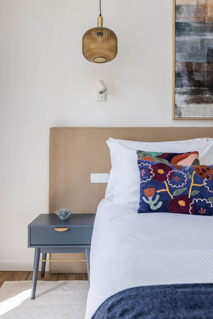 Fotógrafo de interiores no Porto: Quarto de alojamento local com varanda e pedra rústica.