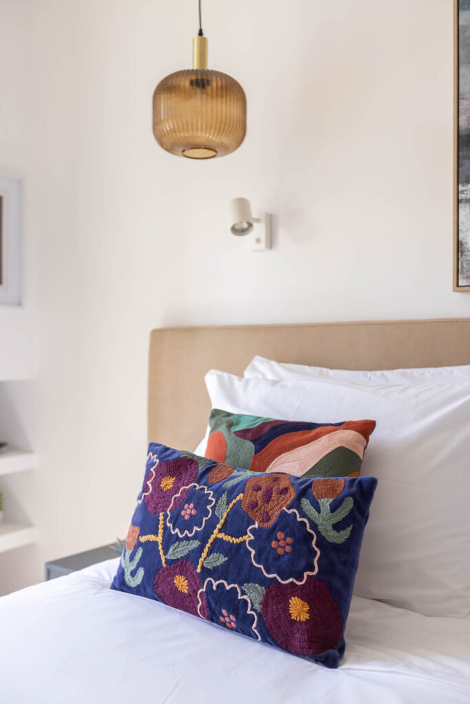 Fotógrafo de interiores no Porto: Quarto de alojamento local com varanda e pedra rústica.