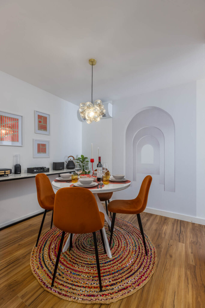 Fotografia de interiores no Porto: Detalhe de mesa de jantar iluminada com candeeiros de design.