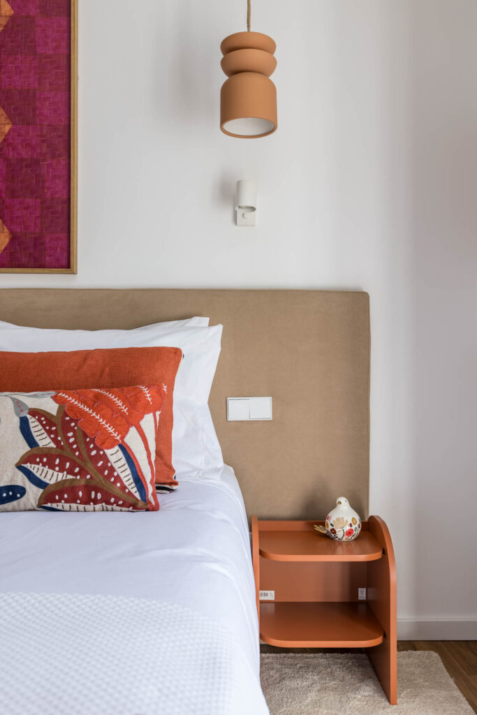 Fotógrafo de interiores no Porto: Quarto de alojamento local com varanda e pedra rústica.