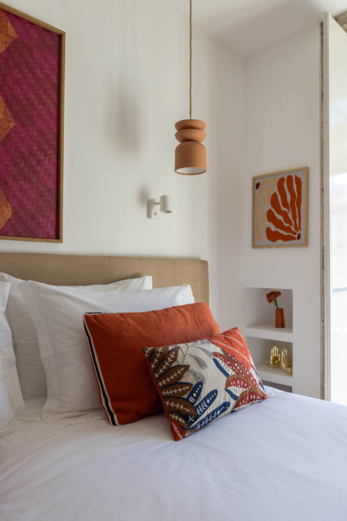 Fotógrafo de interiores no Porto: Quarto de alojamento local com varanda e pedra rústica.