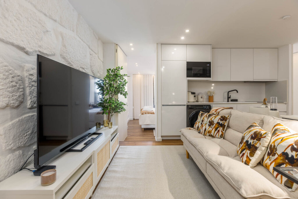 Fotografia de arquitetura: Sala de estar com detalhes modernos e rústicos na Ribeira do Porto.