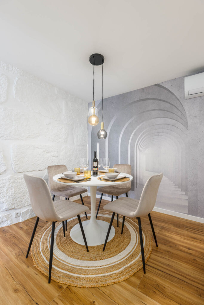 Fotografia de interiores no Porto: Detalhe de mesa de jantar iluminada com candeeiros de design.