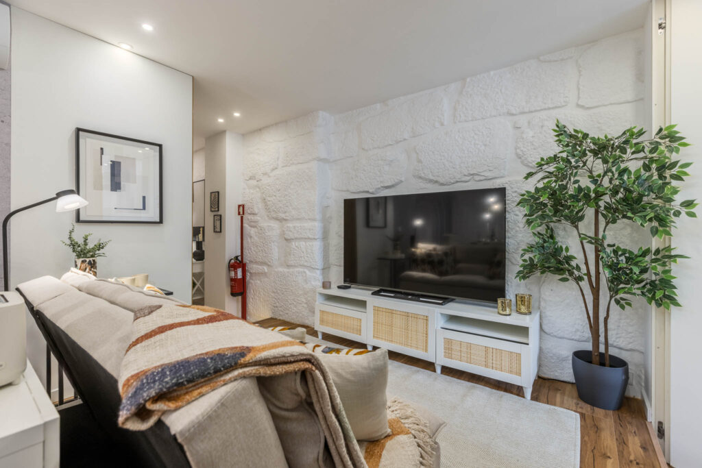 Fotografia de arquitetura: Sala de estar com detalhes modernos e rústicos na Ribeira do Porto