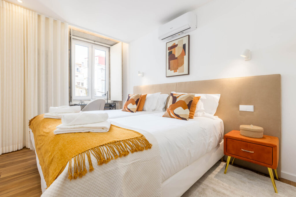 Fotografia de Interiores no Porto: Quarto decorado com tons quentes para RP Boutique