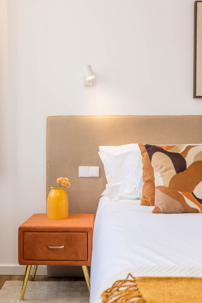 Fotografia de Interiores no Porto: Quarto decorado com tons quentes para RP Boutique