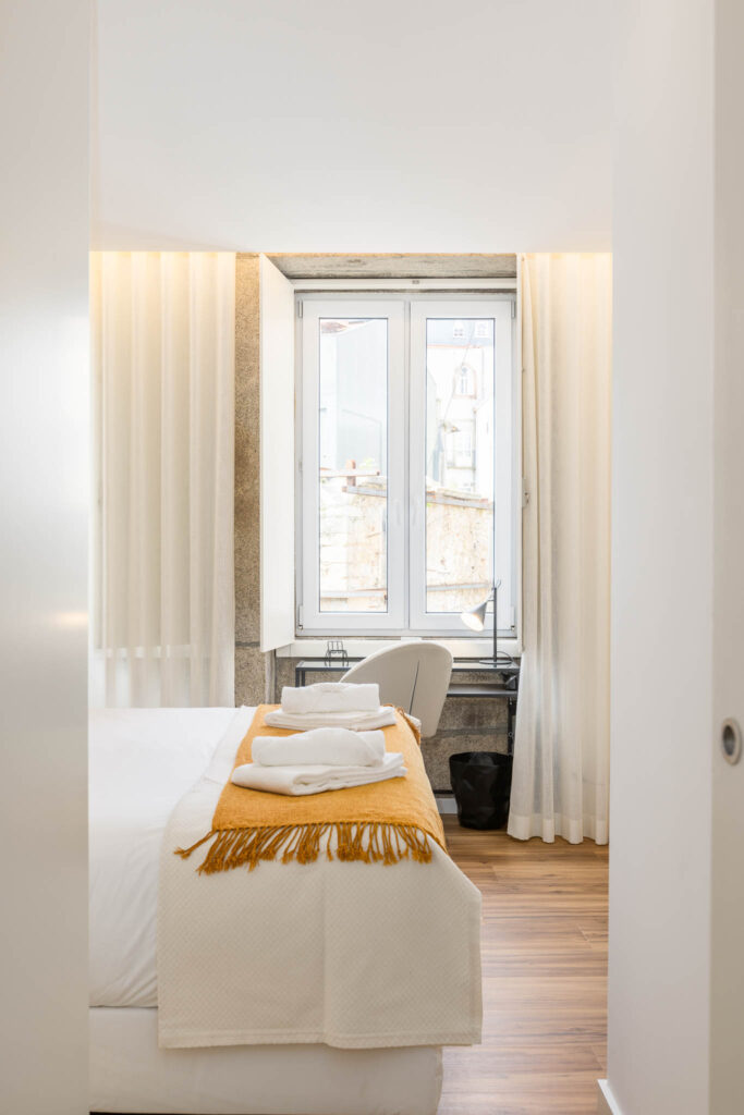 Fotografia de Interiores no Porto: Quarto decorado com tons quentes para RP Boutique