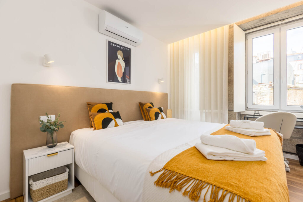 Fotografia de Interiores no Porto: Quarto decorado com tons quentes para RP Boutique