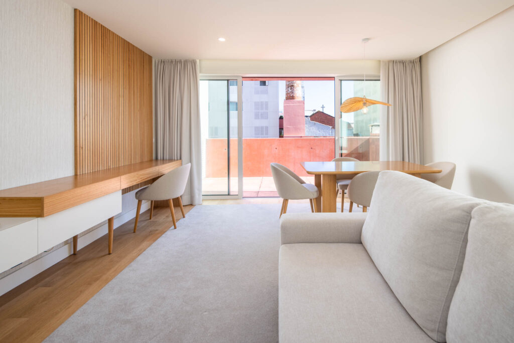 Sala com sofá branco e acesso a terraço privado em estuque terracota, apartamento contemporâneo Home Me