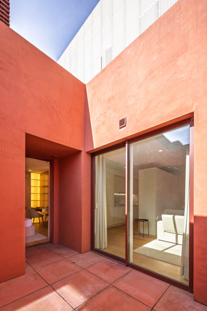 Terraço privado em estuque terracota com acesso ao quarto e à sala, apartamento Home Me Matosinhos