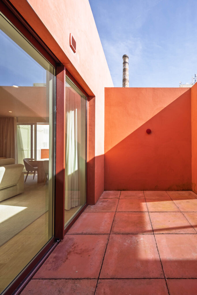 Terraço privado terracota com vista para a chaminé industrial da Antiga Fábrica de Conservas, Matosinhos