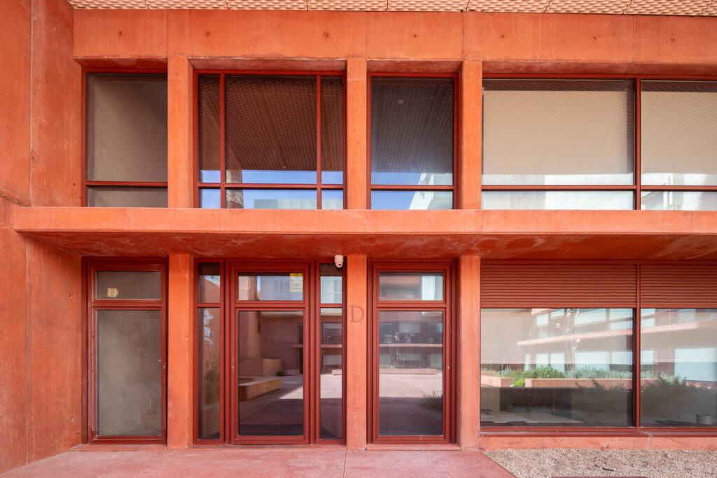 Fachada interior da Antiga Fábrica de Conservas, Avenida Serpa Pinto Matosinhos, betão terracota com caixilharia escura
