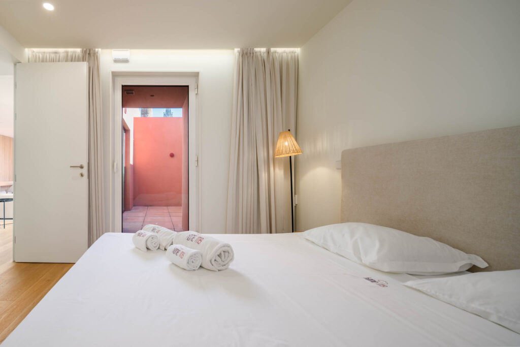 Quarto de casal com acesso a terraço privado em terracota e candeeiro de pé em rattan, Home me Matosinhos