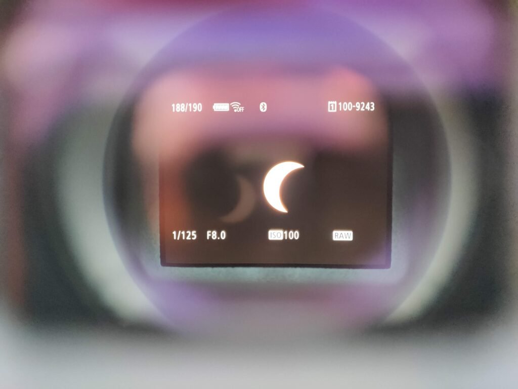 Visor de câmara fotográfica com fase parcial avançada do eclipse solar total de 2026
