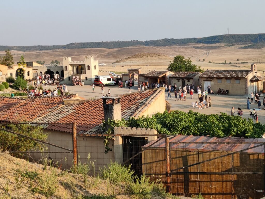 Recinto do Belén Viviente de Cabezón de Pisuerga repleto de observadores do eclipse solar total de 2026