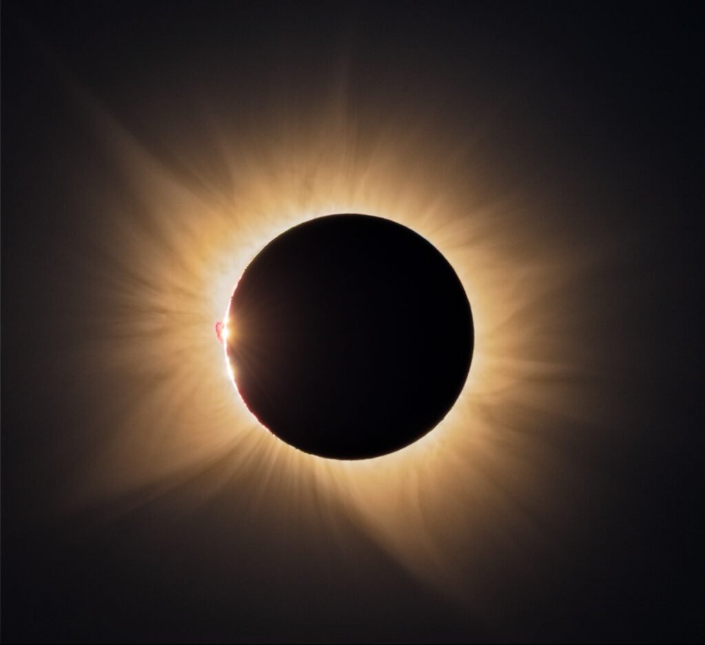 Baily's Beads e proeminência solar vermelha durante o eclipse solar total de 2026, fotografadas na região de Valladolid, Espanha