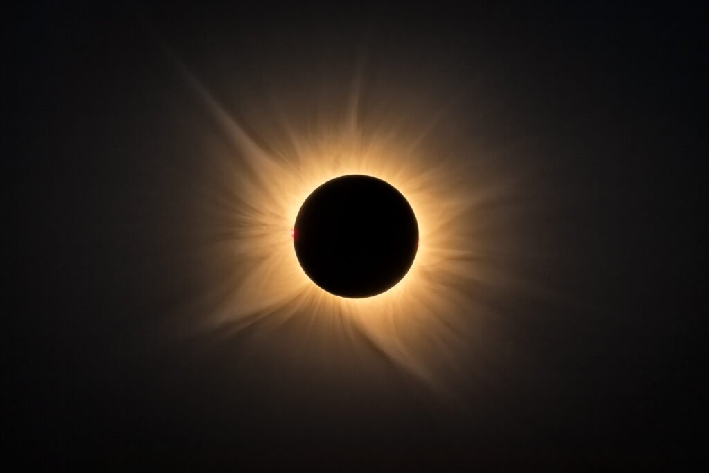 Corona solar durante o eclipse solar total de 2026, fotografada na região de Valladolid, Espanha