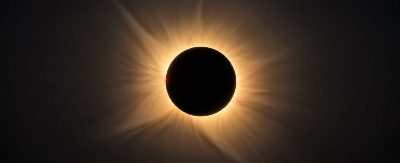 Corona solar durante o eclipse solar total de 2026, fotografada na região de Valladolid, Espanha