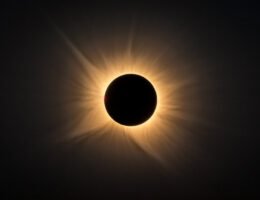 Corona solar durante o eclipse solar total de 2026, fotografada na região de Valladolid, Espanha