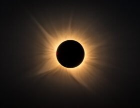 Corona solar durante o eclipse solar total de 2026, fotografada na região de Valladolid, Espanha