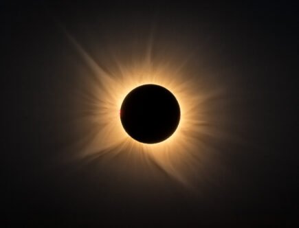 Corona solar durante o eclipse solar total de 2026, fotografada na região de Valladolid, Espanha