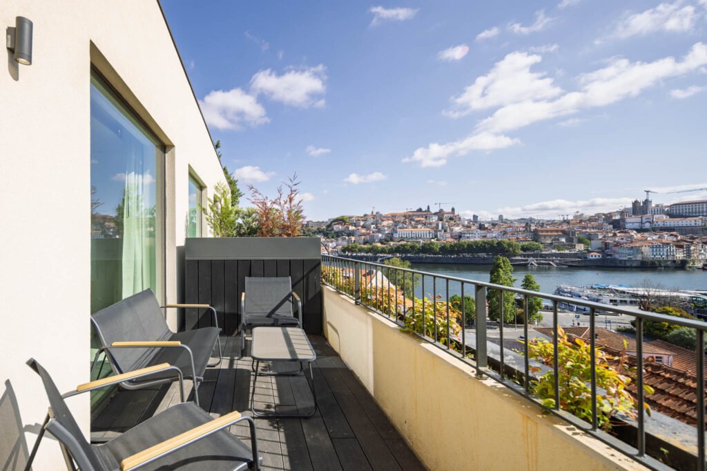 Varanda com mobiliário de exterior e vista para o centro histórico do Porto