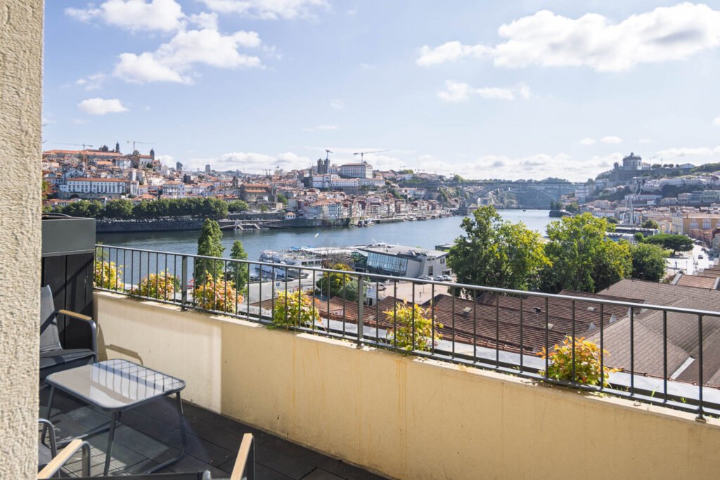 Varanda com vista sobre o Douro, a Ribeira do Porto, a Ponte Luís I e a Serra do Pilar, em Vila Nova de Gaia