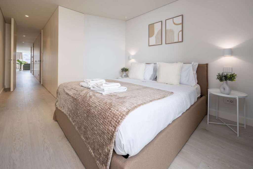 Quarto em tons neutros com corredor e roupeiro embutido